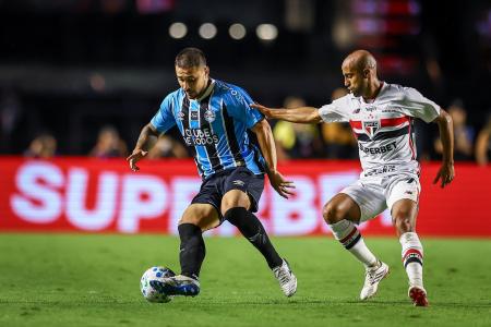 João Pedro disputa com Lucas, autor de um dos gols do São Paulo diante do Grêmio