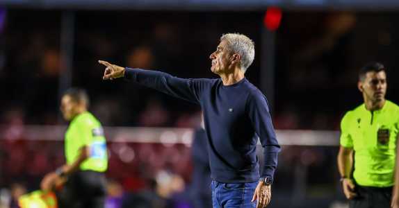 Luís Castro, do Grêmio, à beira do campo no Morumbis contra o São Paulo