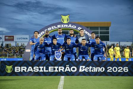 Elenco do Cruzeiro perfilado antes de jogo contra o Mirassol pelo Campeonato Brasileiro