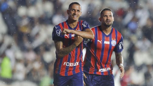 Luciano Juba comemora gol do Bahia sobre o Vasco fazendo o "T" com os braços