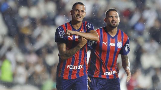 Luciano Juba comemora gol do Bahia sobre o Vasco fazendo o "T" com os braços