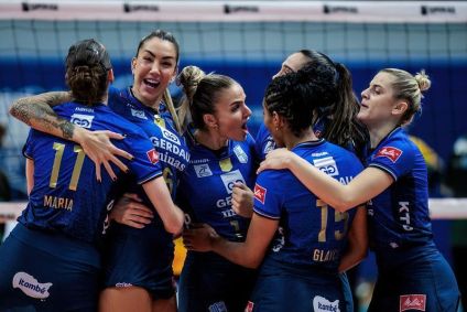 Jogadoras do Gerdau Minas comemoram ponto em jogo contra o Brasília