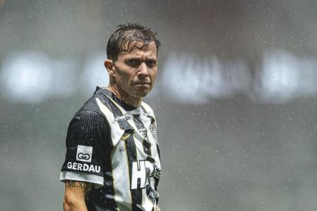 Bernard em ação pelo Atlético