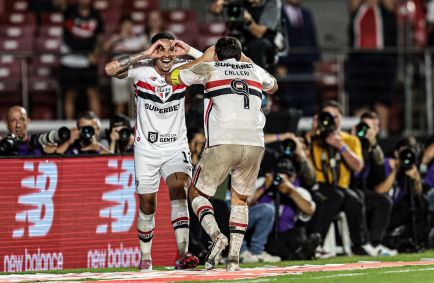 Luciano e Calleri comemora gol em vitória do São Paulo sobre o Grêmio