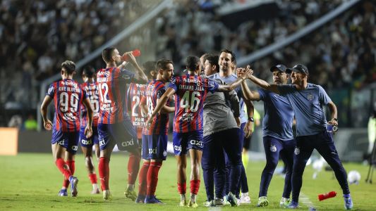 Jogadores do Bahia comemoram gol sobre o Vasco em São Januário