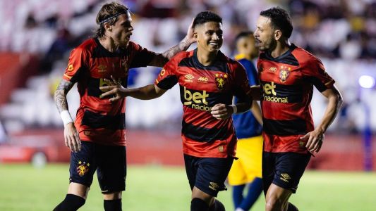 Jogadores do Sport comemoram gol sobre o Retrô