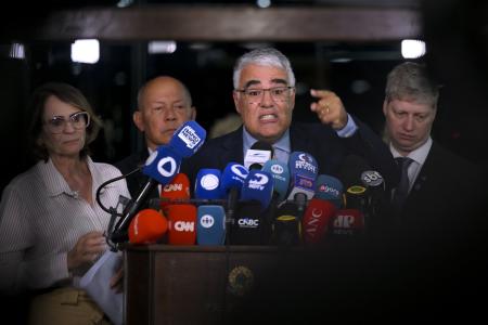 Parlamentares apresentaram denúncia durante coletiva de imprensa nesta quinta-feira (12)