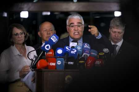 Parlamentares apresentaram denúncia durante coletiva de imprensa nesta quinta-feira (12)