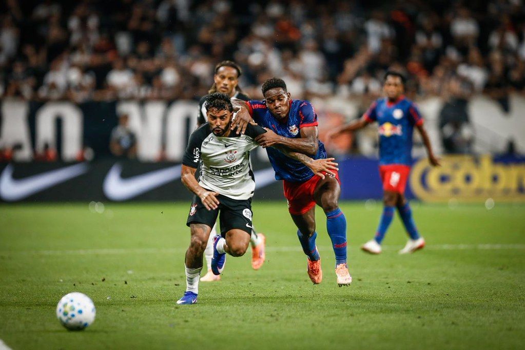 Hugo Souza defende pênalti, e Corinthians vence RB Bragantino pelo Brasileiro