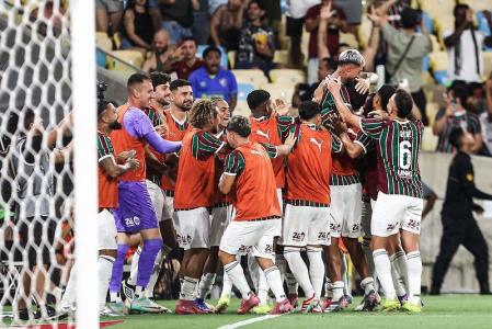 Jogadores comemoram gol marcado por Lucho Acosta contra o Botafogo