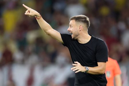 Martín Anselmi m ação durante o clássico entre Fluminense e Botafogo