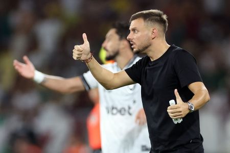 Martín Anselmi m ação durante o clássico entre Fluminense e Botafogo