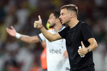 Martín Anselmi m ação durante o clássico entre Fluminense e Botafogo