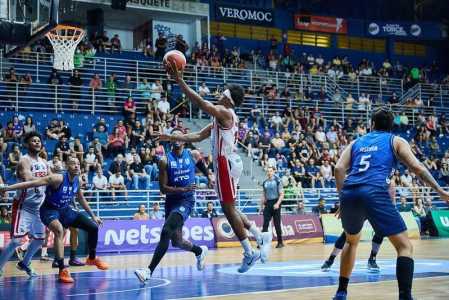 Georginho, do Franca, anota cesta durante jogo contra o KTO Minas