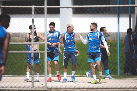 Cruzeiro relacionou 24 jogadores para o duelo com a URT, neste sábado (14)