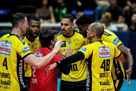 Equipe do Praia Clube Uberlândia comemora ponto na Superliga Masculina
