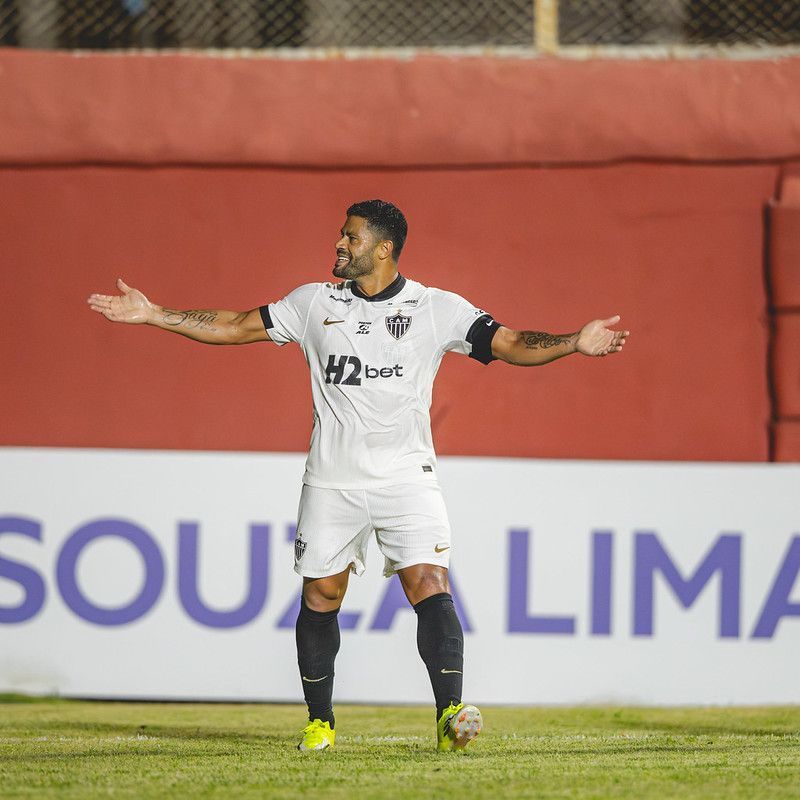 Hulk marca primeiro hat-trick com a camisa do Atlético