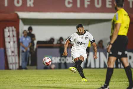 Hulk faz golaço de falta pelo Atlético