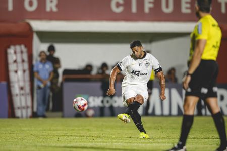 Hulk acertou mais uma grande cobrança de falta pelo Galo