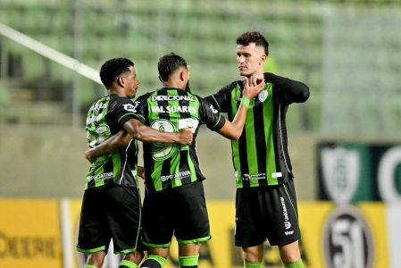Nathan Pelae, Val Soares e Maguinho comemoram gol do América