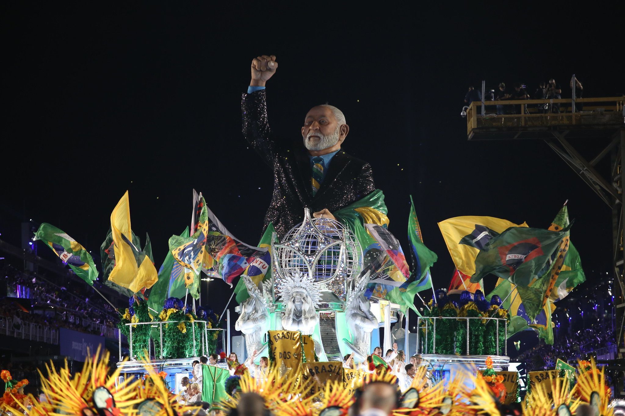 Escola de samba que homenageou Lula tem a pior nota e é rebaixada no Carnaval do Rio
