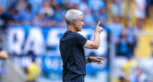 Luís Castro à beira do campo da Arena do Grêmio, em Porto Alegre
