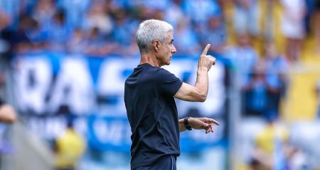 Luís Castro à beira do campo da Arena do Grêmio, em Porto Alegre