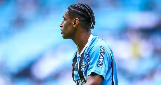 Tetê é titular do Grêmio de Luís Castro