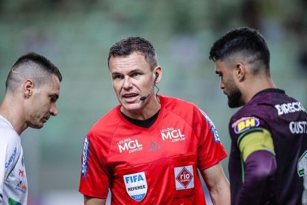 Paulo César Zanovelli da Silva (ao centro da foto), arbitro da partida entre América e North, no último sábado (14)