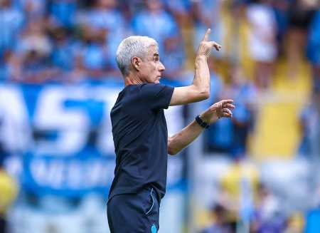 Luís Castro, técnico do Grêmio, contra o Juventude