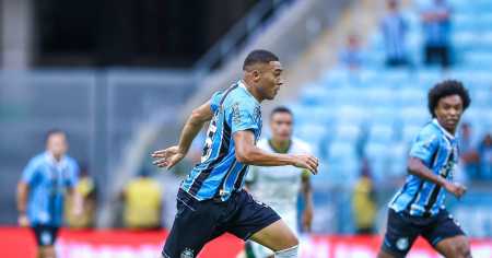 Carlos Vinicius em ação pelo Grêmio contra o Juventude