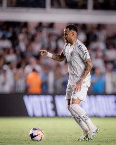 Neymar entra no segundo tempo do jogo entre Santos e Velo Clube