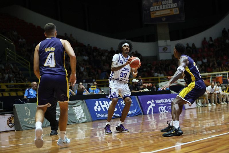 Cruzeiro bate Mogi fora de casa em jogo eletrizante e adiado pelo NBB