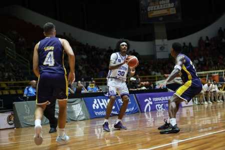Túlio da Silva em ação durante Mogi 69 x 70 Cruzeiro, pelo NBB 2025/2026