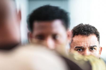 Danilo, ao fundo, e Plata: Flamengo deve ter equipe alternativa na partida de ida da semifinal contra o Madureira