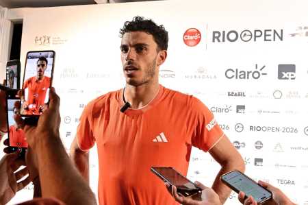 Francisco Cerundolo, jogador argentino em ação pelo Rio Open