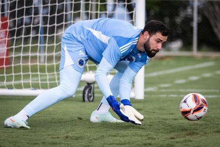 Matheus Cunha em ação durante treinamento do Cruzeiro