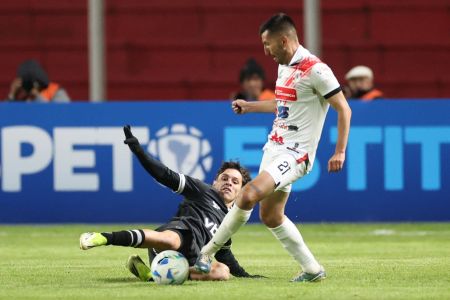 Nacional Potosí x Botafogo: Montoro disputa bola com Baldomar, autor do gol da vitória do time boliviano na Libertadores