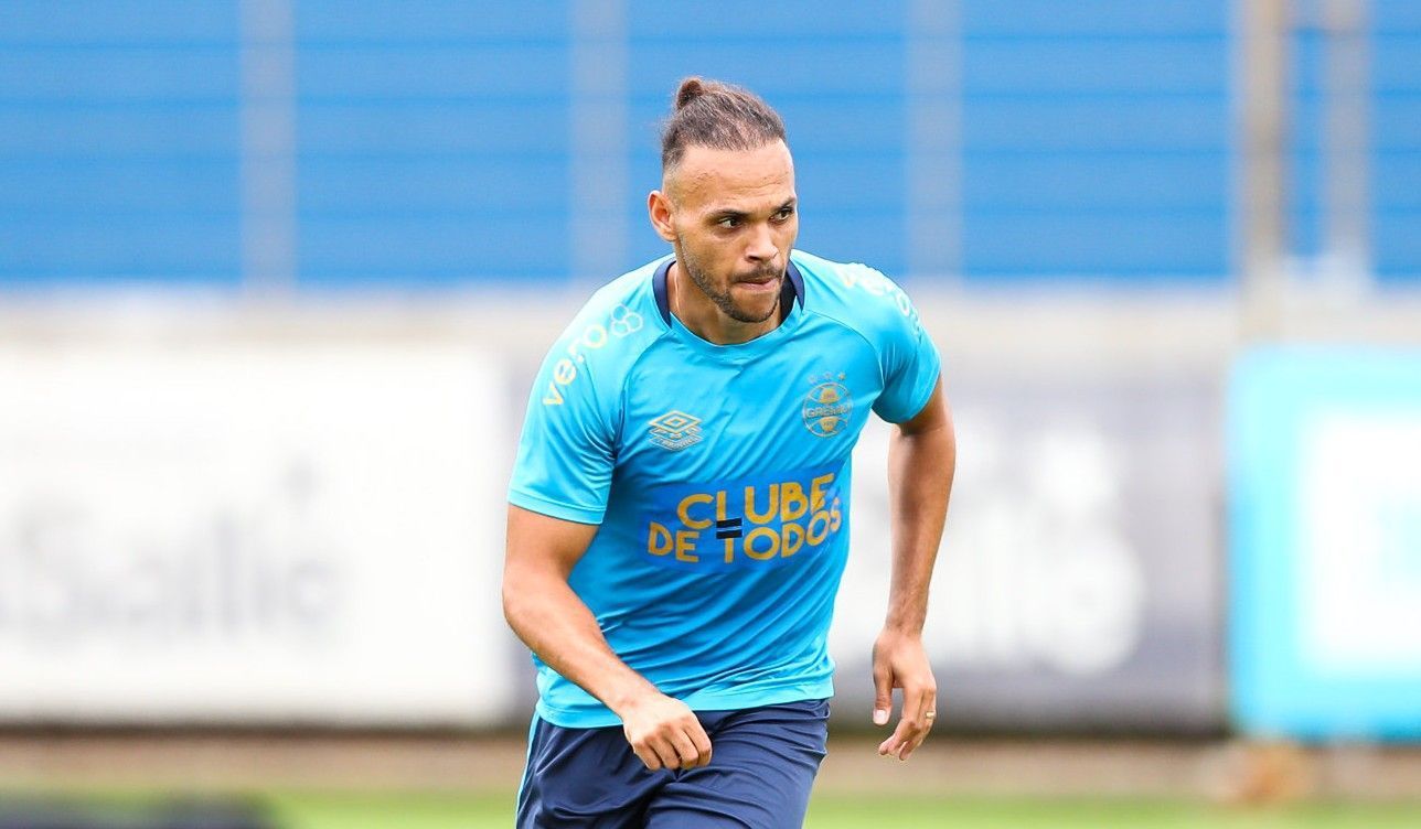 Braithwaite volta a treinar no Grêmio; veja quando atacante deve ser relacionado