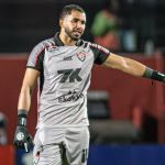 Arcanjo volta a atuar após mais de três meses e reacende disputa no gol do Vitória