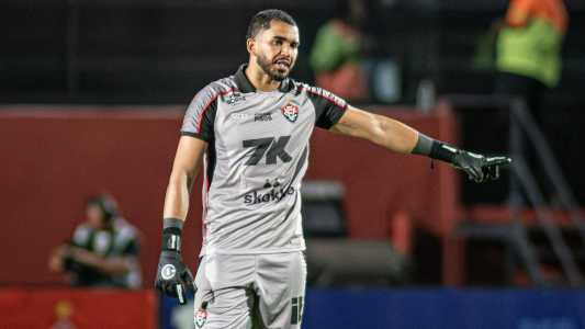 Lucas Arcanjo em ação pelo Vitória contra o Bahia de Feira