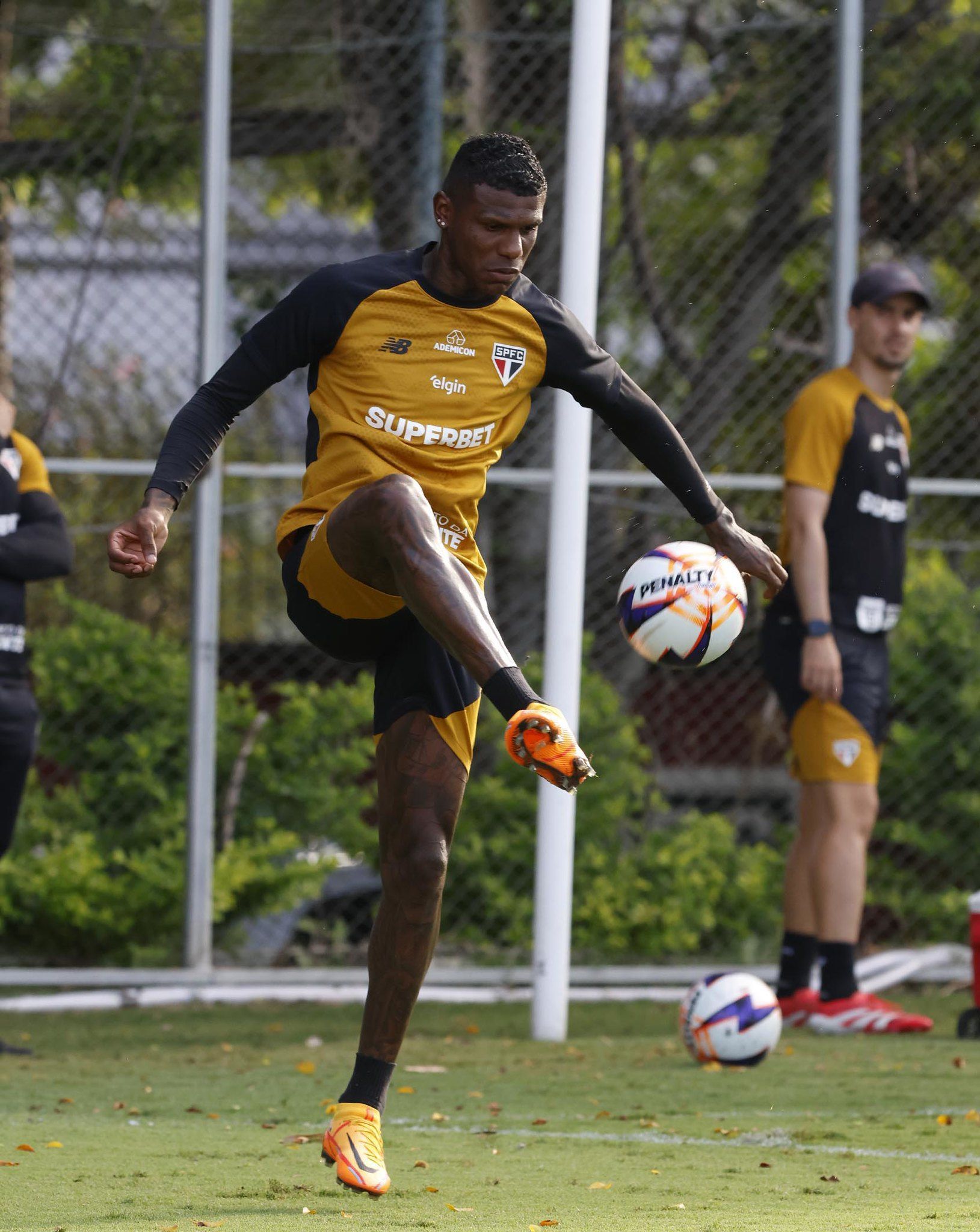 Zagueiro é cortado de jogo por Crespo e busca retomada no São Paulo