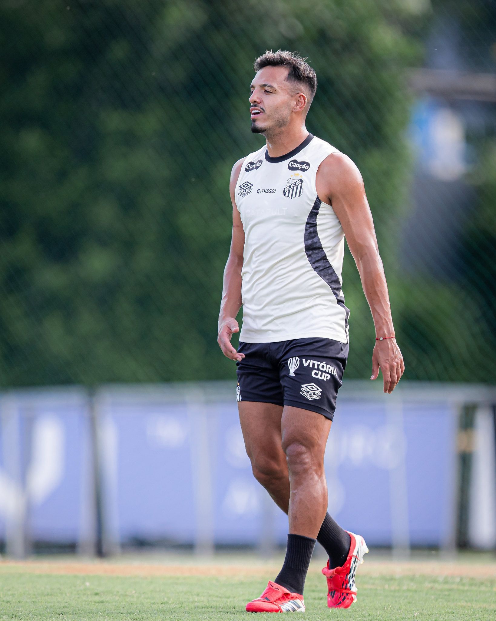 Menino compara estruturas de Atlético, Santos e Palmeiras: 'Eles estão em outro nível'