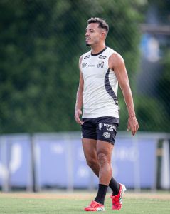 Gabriel Menino durante treino do Santos