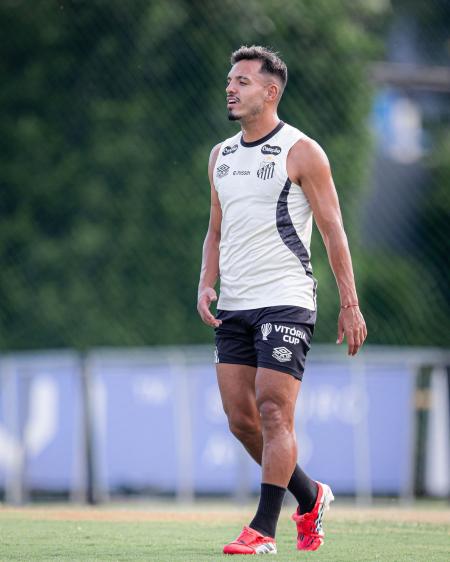 Gabriel Menino durante treino do Santos