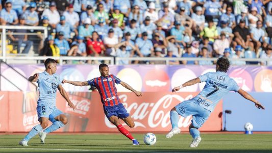 Ademir, do Bahia, tenta finalização contra o O'Higgins, do Chile