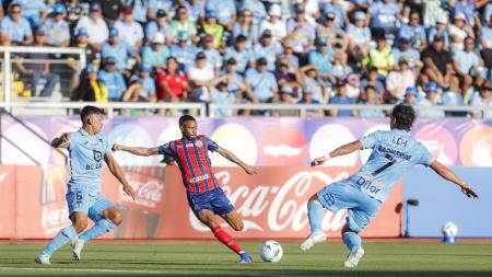 Ademir, do Bahia, tenta finalização contra o O'Higgins, do Chile
