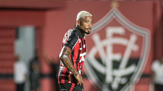 Marinho em campo pelo Vitória contra o Bahia de Feira, pelo Campeonato Baiano