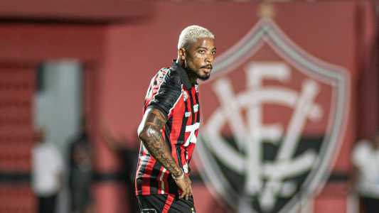 Marinho em campo pelo Vitória contra o Bahia de Feira, pelo Campeonato Baiano