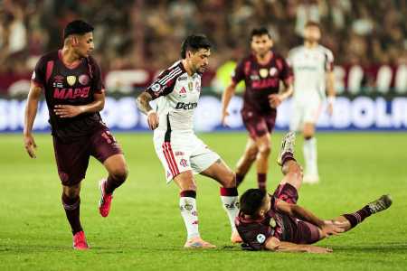 Arrascaeta, do Flamengo, encara a marcação do Lanús durante a Recopa Sul-Americana
